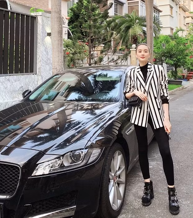 Thiều Bảo Trang chia sẻ hài hước series hình ảnh #OOTD chụp trước cửa nhà người ta. Nữ ca sỹ diện đồ đen, phối cùng blazer kẻ sọc đen trắng bắt mắt.