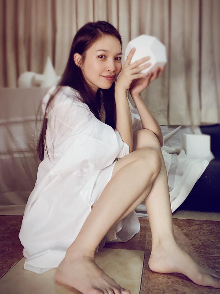 Chỉ một bộ đồ nhưng nữ ca sĩ có nhiều cách mặc khác nhau vừa cá tính và không kém phần gợi cảm.