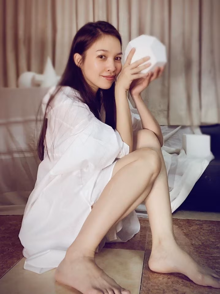 Chỉ một bộ đồ nhưng nữ ca sĩ có nhiều cách mặc khác nhau vừa cá tính và không kém phần gợi cảm.