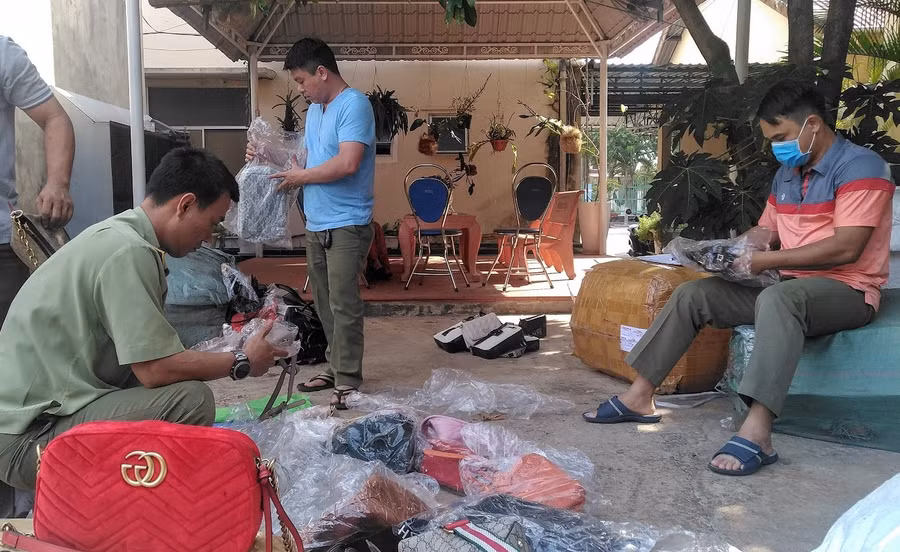 Đoàn đã lập biên bản, thu giữ nhiều hàng hóa giả mạo nhãn hiệu và không rõ nguồn gốc, xuất xứ. Ảnh: Q.T