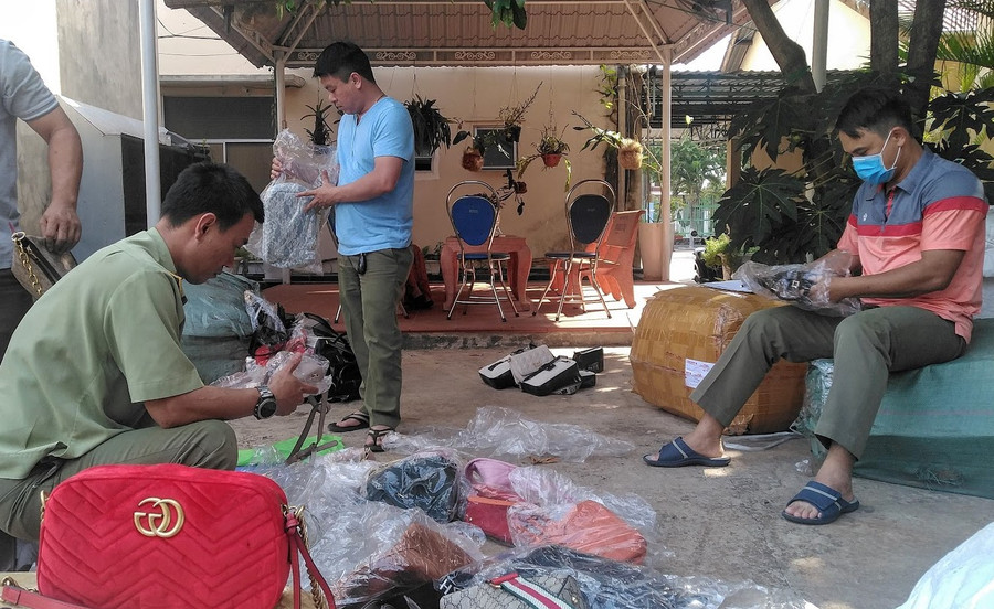 Đoàn đã lập biên bản, thu giữ nhiều hàng hóa giả mạo nhãn hiệu và không rõ nguồn gốc, xuất xứ. Ảnh: Q.T