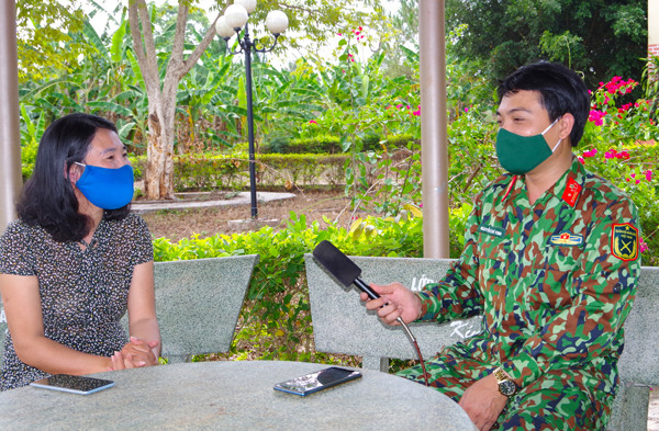 Thiếu tá Nguyễn Chí Vinh-Trợ lý Tuyên huấn Bộ Chỉ huy Quân sự tỉnh gặp gỡ nhân vật truyền cảm hứng để xây dựng kịch bản cho chương trình “Radio chiến sĩ”. Ảnh: T.B