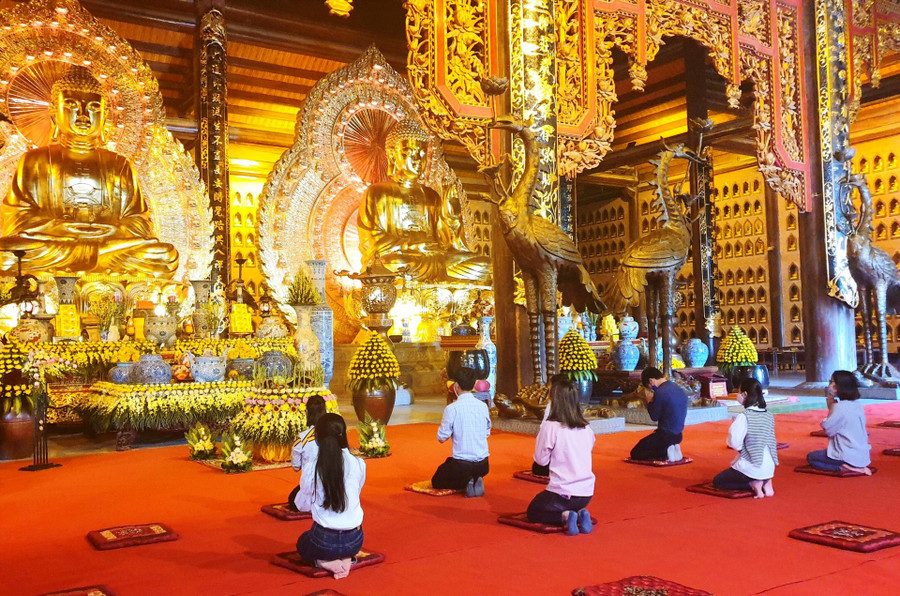 Khách tham quan, vãn cảnh tại chùa Bái Đính đầu giữ khoảng cách an toàn. Ảnh: NT