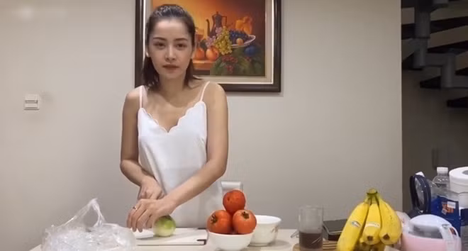 Trong clip xuống bếp trổ tài làm món mì Ý mới đây, hot girl Chi Pu khiến fan xao xuyến với nhan sắc xinh đẹp dù chụp qua màn hình.