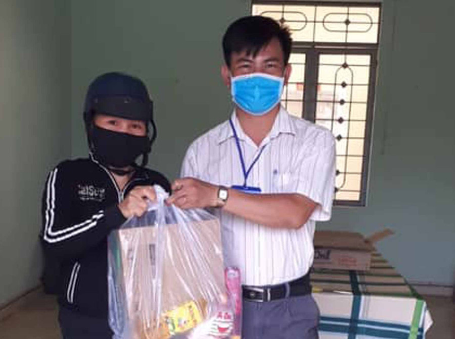 Đại diện lãnh đạo phường Yên Thế tặng quà cho các gia đình bán vé số trên địa bàn phường. Ảnh: Hà Phương