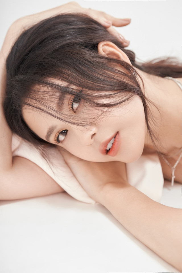 Những ngày đầu tiên bị hủy hàng loạt show và tự cách ly tại nhà, cô stress và cảm thấy bản thân vô dụng. Những ngày đầu tiên bị hủy hàng loạt show và tự cách ly tại nhà, cô stress và cảm thấy bản thân vô dụng.