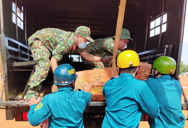 Di dời quả bom đến nơi an toàn để xử lý - Ảnh: ĐỖ TRƯỜNG Di dời quả bom đến nơi an toàn để xử lý - Ảnh: ĐỖ TRƯỜNG