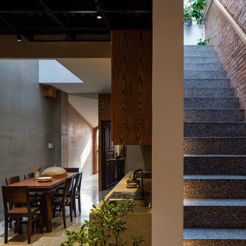 Vì cầu thang đặt bên ngoài nên chất liệu sử dụng chủ yếu là đá và bê tông, gạch.