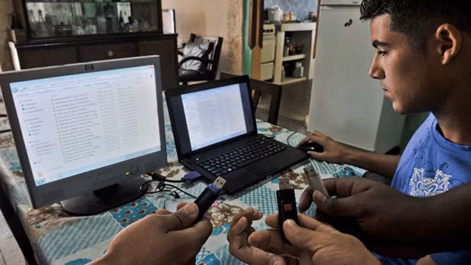  Botnet lợi dụng USB để lây lan nên rất khó để triệt tiêu hoàn toàn - Ảnh: AFP