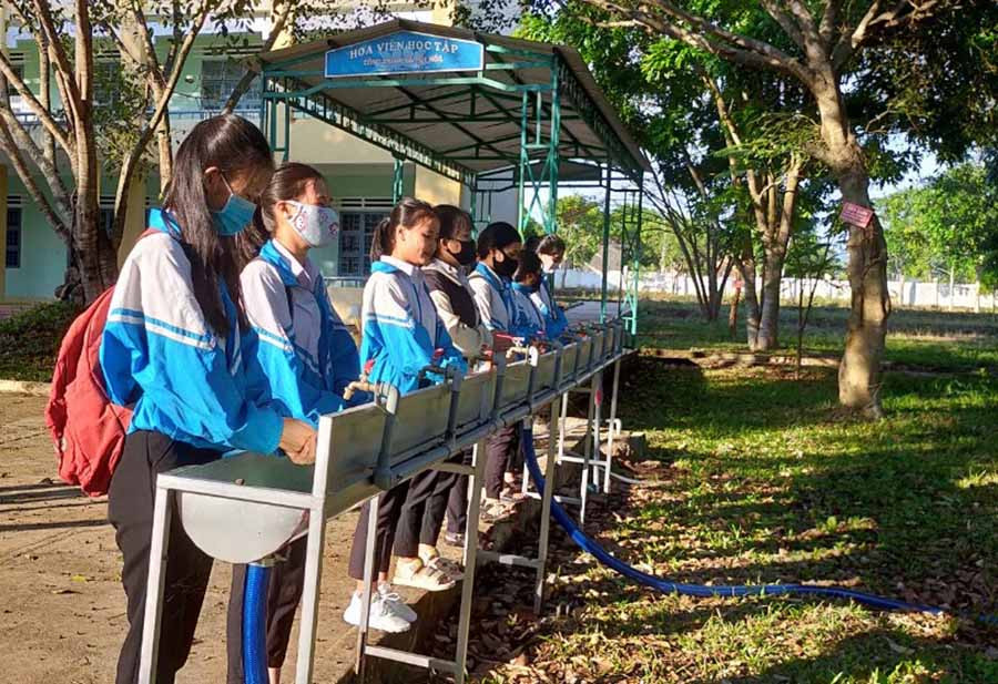 Học sinh Trường THCS và THPT Phạm Hồng Thái (huyện Chư Pah) rửa tay sát khuẩn trước khi vào lớp học. Ảnh: H.T Học sinh Trường THCS và THPT Phạm Hồng Thái (huyện Chư Pah) rửa tay sát khuẩn trước khi vào lớp học. Ảnh: H.T