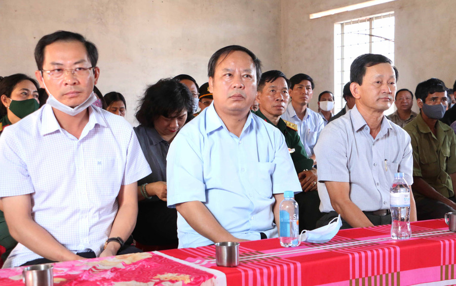 Đoàn công tác của Thường trực Tỉnh ủy Gia Lai thăm, tặng quà cho dân làng Pờ Yầu. Ảnh: Quang Tấn Đoàn công tác của Thường trực Tỉnh ủy Gia Lai thăm, tặng quà cho dân làng Pờ Yầu. Ảnh: Quang Tấn