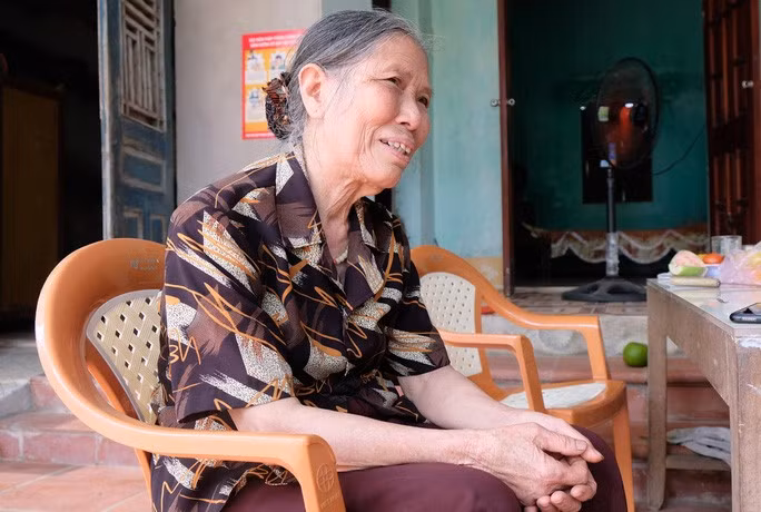 Cụ Lê Thị Niệm đạp xe lên xã ủng hộ 1 triệu đồng chống dịch Covid-19