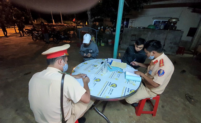 CSGT làm việc với người vi phạm