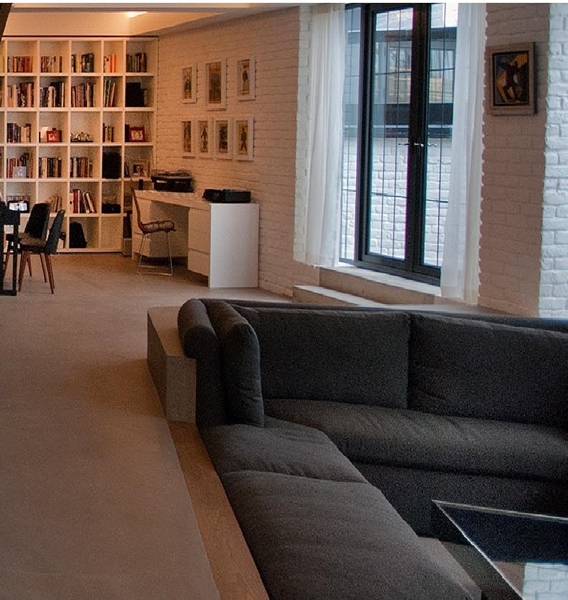 Phòng khách chìm được thiết kế giữa sàn nhà bê tông nhẵn, đối lập với lối kiến trúc tường gạch xung quanh. Phòng khách chìm được thiết kế giữa sàn nhà bê tông nhẵn, đối lập với lối kiến trúc tường gạch xung quanh.