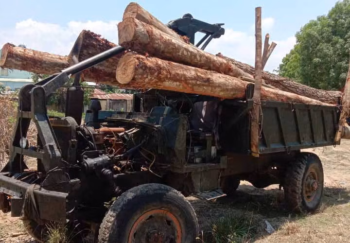 Phương tiện và tang vật bị tạm giữ. Ảnh: Lê Quyên