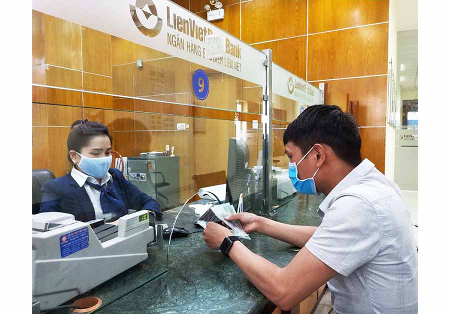 Ngân hàng Thương mại cổ phần Bưu điện Liên Việt tiếp tục triển khai gói hỗ trợ đặc biệt trị giá 10.000 tỷ đồng với mức lãi suất cho vay ưu đãi giảm tới 2%/năm. Ảnh: SƠN CA