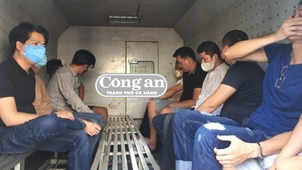 Các đối tượng bị áp giải đến trại tạm giam.  Các đối tượng bị áp giải đến trại tạm giam.