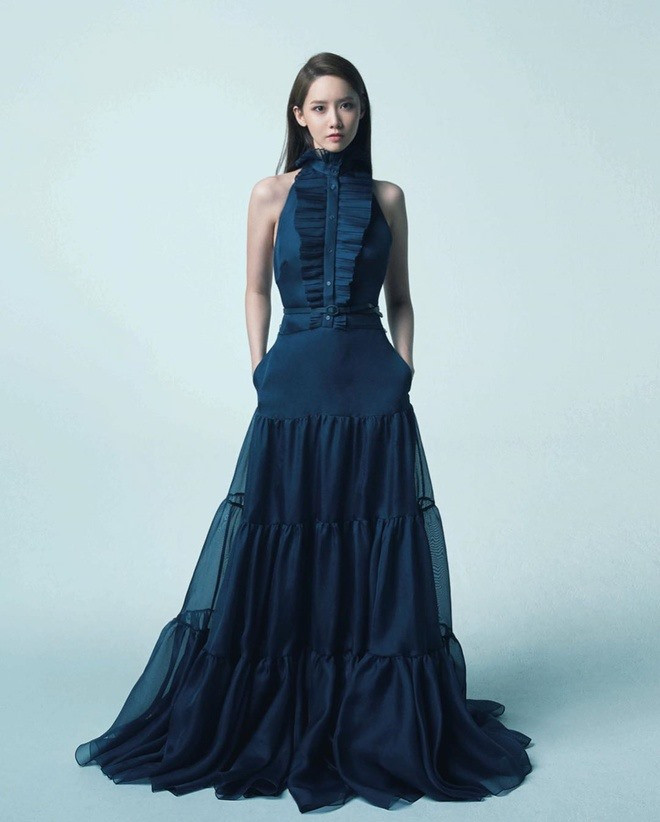 Yoona trong bộ váy màu xanh ngọc bích. Ảnh: L’OFFICIEL