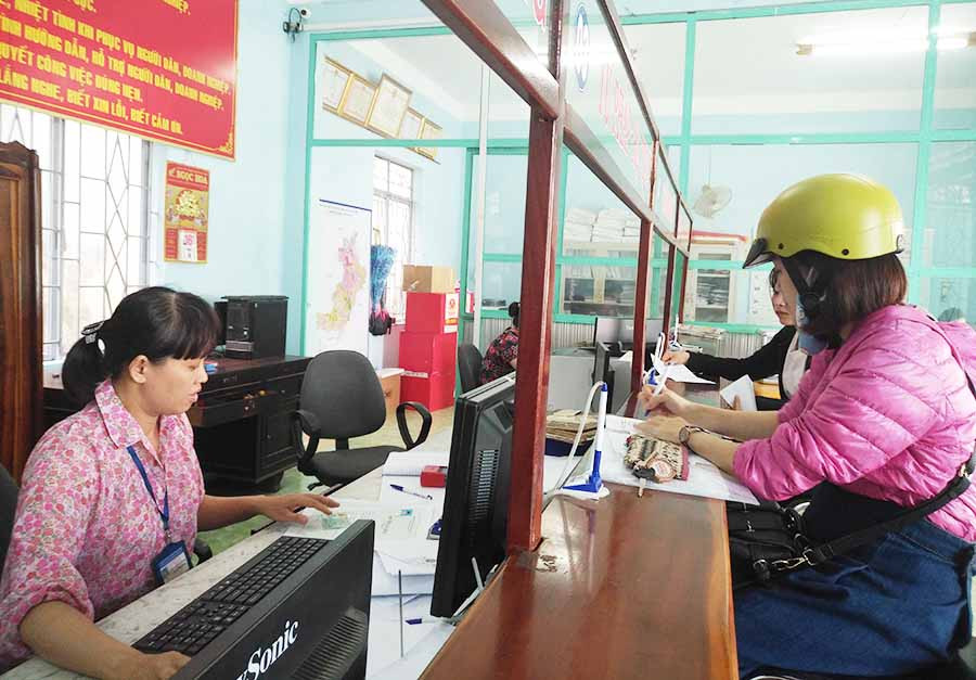Công đoàn Ngân hàng CSXH tỉnh Gia Lai hỗ trợ 85 triệu đồng cho các bệnh viện, trung tâm y tế huyện, thị xã, thành phố để mua sắm dụng cụ, thiết bị y tế phòng chống dịch Covid-19. Ảnh: Sơn Ca
