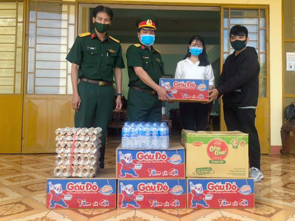 Cô giáo Phạm Thị Hằng (Trường Mầm non 3-2, xã Bar Măih, huyện Chư Sê) tặng nhu yếu phẩm cho cán bộ, chiến sĩ Bộ Chỉ huy Quân sự tỉnh. Ảnh: P.L Cô giáo Phạm Thị Hằng (Trường Mầm non 3-2, xã Bar Măih, huyện Chư Sê) tặng nhu yếu phẩm cho cán bộ, chiến sĩ Bộ Chỉ huy Quân sự tỉnh. Ảnh: P.L
