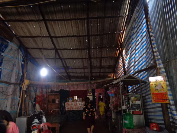 Những ngôi nhà dột nát, vách phênh tạm bợ ở xã Hưng Thạnh, huyện Tháp Mười, tỉnh Đồng Tháp - Ảnh: A.V.