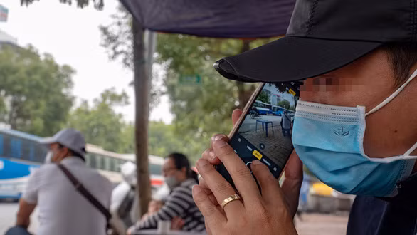 Kết nối thông tin với cộng sự hỗ trợ - Ảnh: VŨ TUẤN