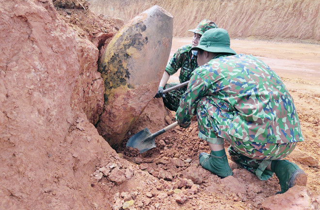 Quả bom còn nguyên thuốc nổ và đầu nổ - Ảnh: Đỗ Trường Quả bom còn nguyên thuốc nổ và đầu nổ - Ảnh: Đỗ Trường