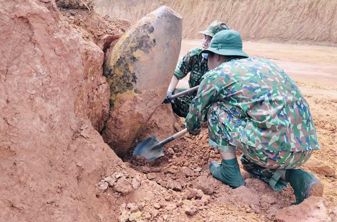  Quả bom còn nguyên thuốc nổ và đầu nổ - Ảnh: Đỗ Trường
