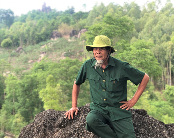 Cựu binh già Ksor Lúih kể lại một thời kháng chiến. Ảnh: Đ.Y
