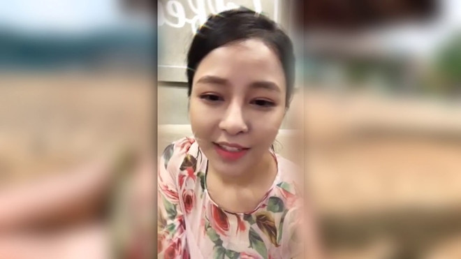 Trâm Anh tự tin khoe nhan sắc trong clip livestream trò chuyện với khán giả trên trang cá nhân. Hot girl Thanh Hóa không hề bị dìm hàng dù góc chụp không được đẹp cho lắm.