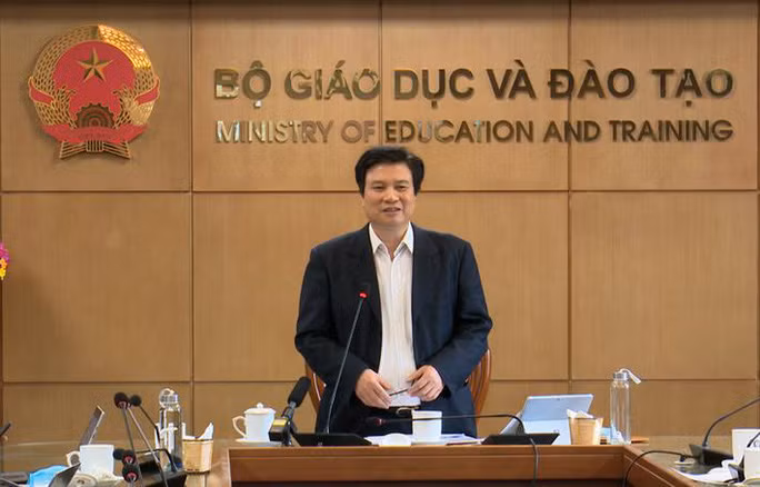  Thứ trưởng Bộ GD-ĐT Nguyễn Hữu Độ cho hay các địa phương trong nhóm nguy cơ thấp có thể tính toán để học sinh lớp 9, lớp 12 đi học trước