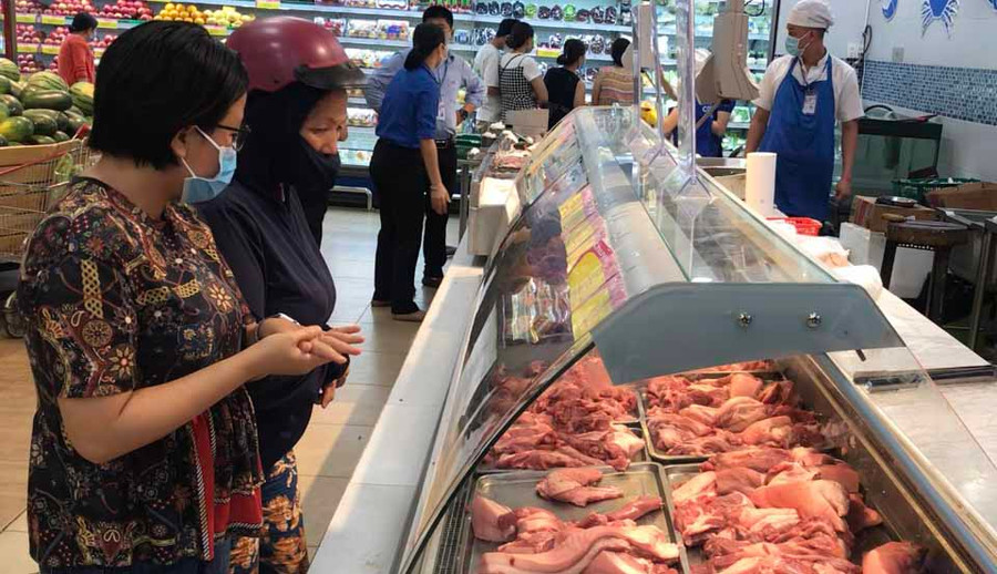 Giá thịt heo tại Siêu thị Co.opmart Pleiku rẻ hơn từ 10-15 nghìn đồng/1kg so với bên ngoài. Ảnh: Vũ Thảo