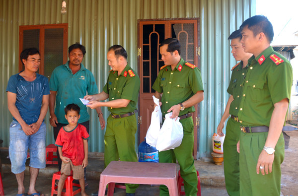 Sau nhiều giờ triển khai các biện pháp, CBCS, Phòng Cảnh sát PCCC và CNCH, Công an tỉnh giải cứu cháu Puih Phong ra khỏi trụ bê tông. Ảnh: H.T