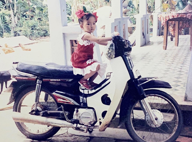 Angela Phương Trinh sở hữu gương mặt bầu bĩnh khi còn nhỏ. Ảnh: FBNV