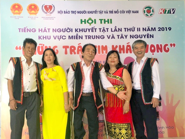 Chị Nguyễn Thị Dung (thứ 2 từ trái sang) cùng hội viên Hội Người khuyết tật TP. Pleiku tham gia Hội thi văn nghệ tại tỉnh Khánh Hòa. Ảnh: Đ.Y