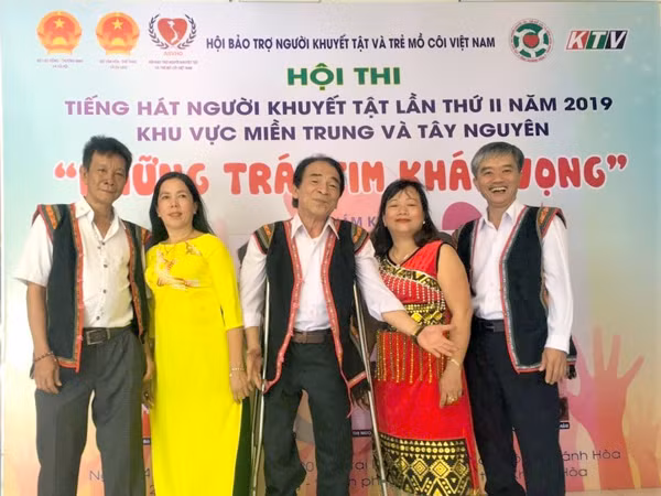 Chị Nguyễn Thị Dung (thứ 2 từ trái sang) cùng hội viên Hội Người khuyết tật TP. Pleiku tham gia Hội thi văn nghệ tại tỉnh Khánh Hòa. Ảnh: Đ.Y