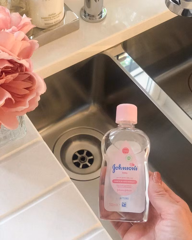 3. Dầu dành cho em bé cũng là một trong những công cụ đánh bay vết bẩn, ố trên bồn rửa bát nhà bạn.