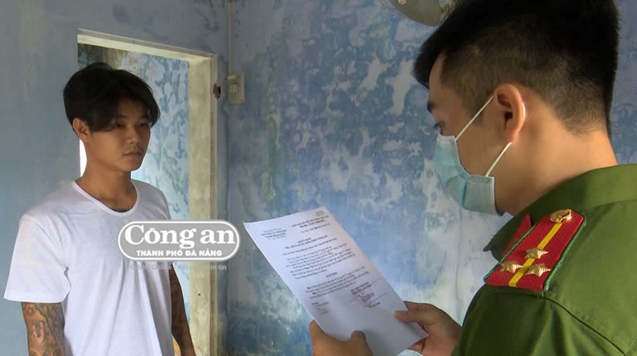 CQĐT CATP Đà Nẵng tống đạt quyết định khởi tố bị can, bắt tạm giam Phạm Văn Trí.  CQĐT CATP Đà Nẵng tống đạt quyết định khởi tố bị can, bắt tạm giam Phạm Văn Trí.