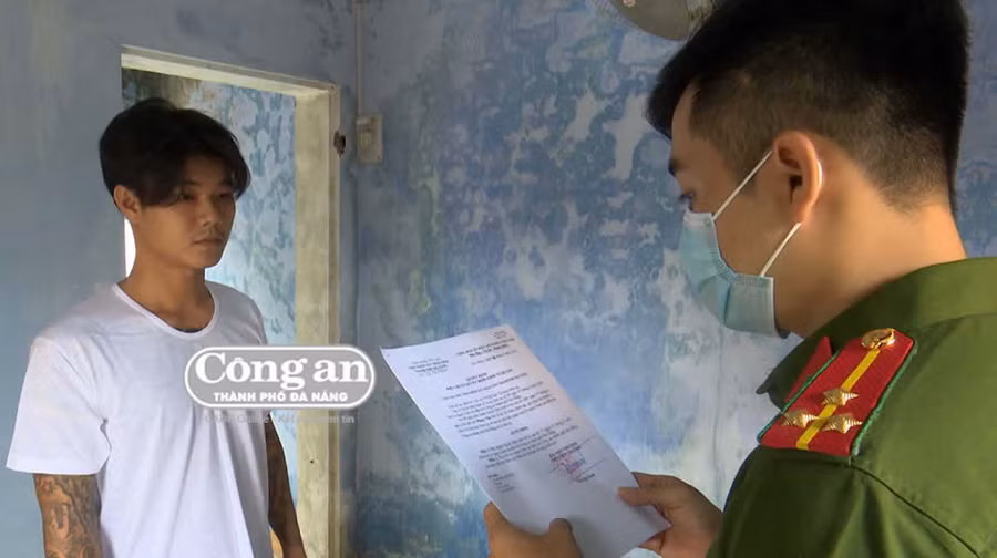  CQĐT CATP Đà Nẵng tống đạt quyết định khởi tố bị can, bắt tạm giam Phạm Văn Trí.