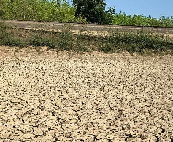 Một hồ chứa trên địa bàn huyện Krông Bông cạn trơ đáy nhiều tháng nay.