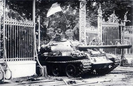 Xe tăng Quân giải phóng húc đổ cổng Dinh Độc Lập trưa ngày 30/4/1975. Ảnh tư liệu Xe tăng Quân giải phóng húc đổ cổng Dinh Độc Lập trưa ngày 30/4/1975. Ảnh tư liệu