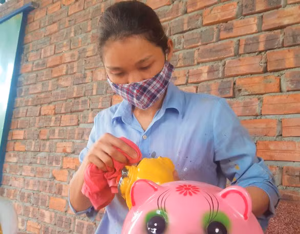  Sản phẩm heo đất của xưởng chị Hương - Ảnh: ĐỨC TÀI