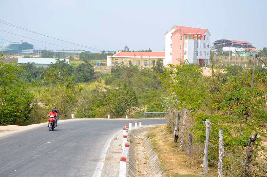 Quốc lộ 25 đoạn đầu xã Chư Ngọc (Krông Pa). Ảnh: Đức Phương