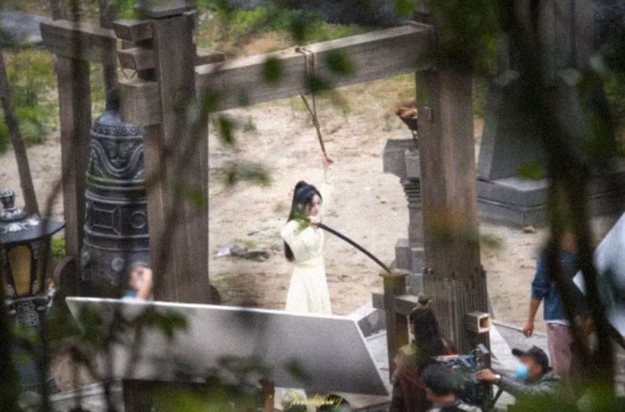 Triệu Lệ Dĩnh tập trung thực hiện cảnh quay trên phim trường. Ảnh: Sina.