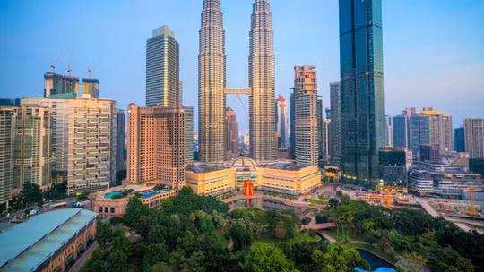 Ảnh trái là Kuala Lumpur với biểu tượng tháp đôi nổi tiếng.