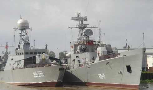 Theo các tài liệu được truyền thông quốc tế đăng tải vào đầu những năm 2000, tàu tuần tra 318 đã được chúng ta hạ thuỷ từ năm 1999. Cùng năm đó tàu được biên chế vào lực lượng hải quân và phục vụ suốt từ đó tới nay. Nguồn ảnh: BHQ. Theo các tài liệu được truyền thông quốc tế đăng tải vào đầu những năm 2000, tàu tuần tra 318 đã được chúng ta hạ thuỷ từ năm 1999. Cùng năm đó tàu được biên chế vào lực lượng hải quân và phục vụ suốt từ đó tới nay. Nguồn ảnh: BHQ.