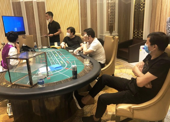 Hình thức đánh bạc là Baccarat ăn thua trên bàn bằng thẻ, sau đó đổi thẻ thắng được ra bằng tiền mặt tại quầy đổi tiền. Ảnh: Công an cung cấp