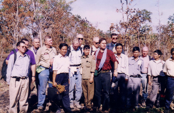  Tướng Harold Moore (người cúi đầu) cùng các cựu chiến binh Mỹ chụp ảnh lưu niệm với cán bộ huyện Chư Prông tại thung lũng Ia Drăng năm 1997. Ảnh: N.T