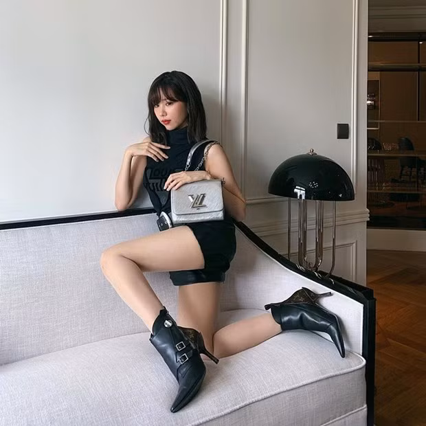 Không cần ra phố, Min vẫn lên đồ đậm chất street style. Nữ ca sỹ diện nguyên set tuyền đen của Louis Vuitton, kết hợp điểm nhấn là túi Twist ánh bạc.