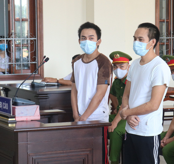 Đặng Ngọc Minh (bìa phải) và em trai Đặng Ngọc Giàu tại tòa